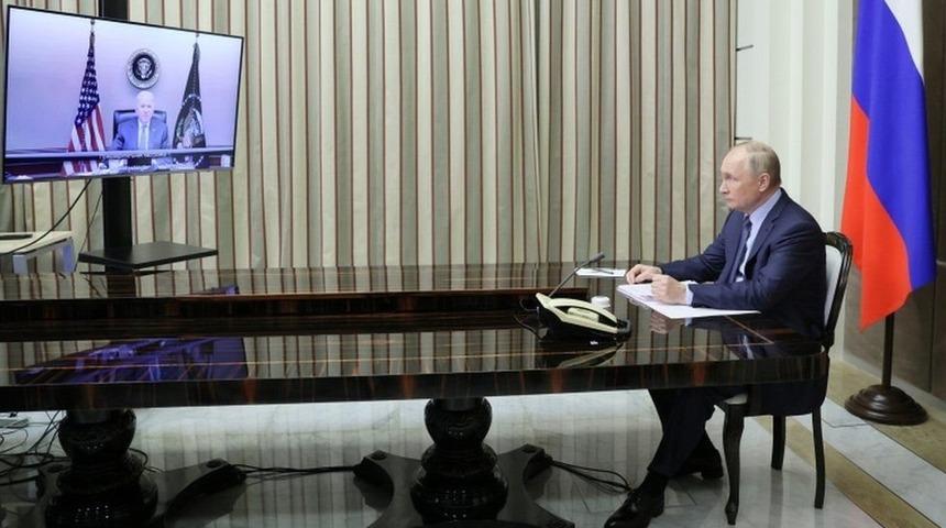 Biden ve Putin Ukrayna'da artan gerilimle ilgili g&ouml;r&uuml;şt&uuml;