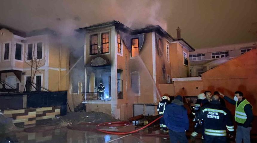 Konya'da tarihi binada korkutan yangın