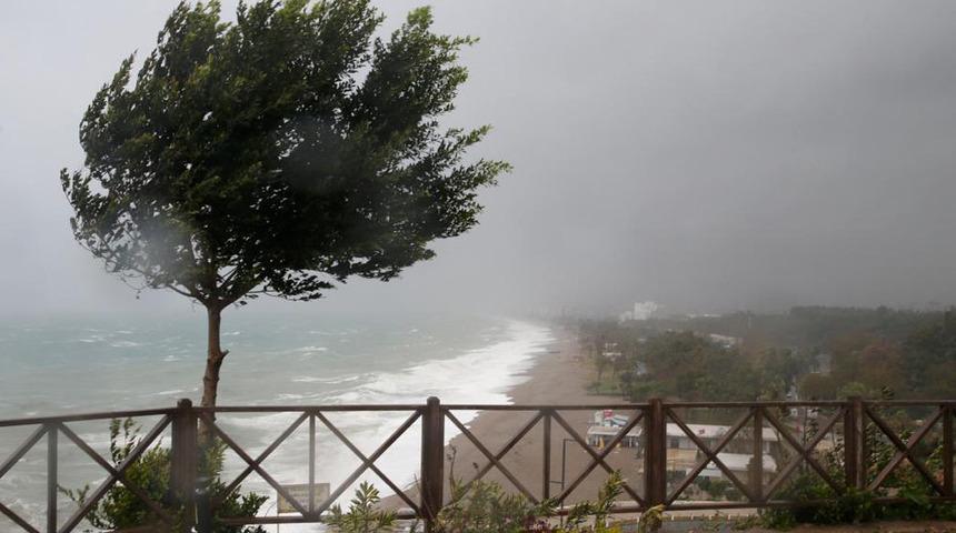 AFAD Antalya'daki fırtınanın bilan&ccedil;osunu a&ccedil;ıkladı