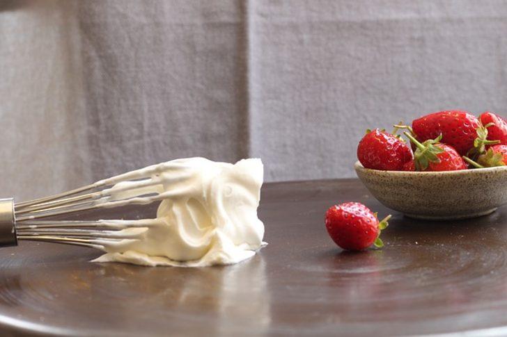 Pasta şefleri gibi lezzetli kremalar yapmak artık çok kolay! Evde lezzetli pastacı kreması nasıl yapılır?