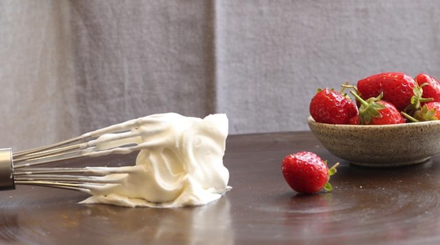 Pasta şefleri gibi lezzetli kremalar yapmak artık çok kolay! Evde lezzetli pastacı kreması nasıl yapılır?