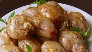 Farklı bir dolma tarifi arıyorsanız bu enfes soğan dolması tarifini denemeye davetlisiniz!