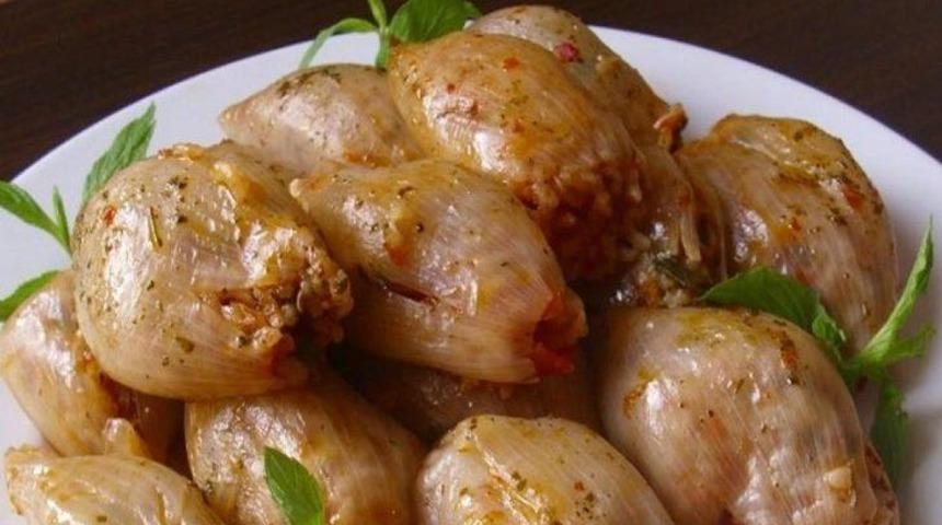Farklı bir dolma tarifi arıyorsanız bu enfes soğan dolması tarifini denemeye davetlisiniz!