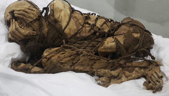 Peru'da 800 yaşındaki kadın mumya mezar odasından çıkarıldı! İplerle bağlı eliyle yüzünü elleriyle kapatıyor
