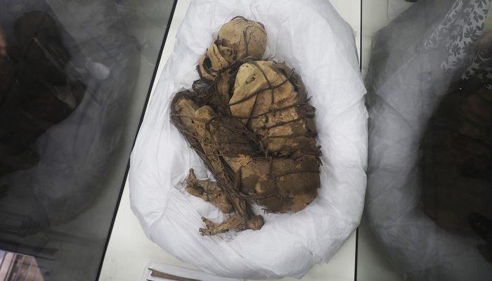 Peru'da 800 yaşındaki kadın mumya mezar odasından çıkarıldı! İplerle bağlı eliyle yüzünü elleriyle kapatıyor