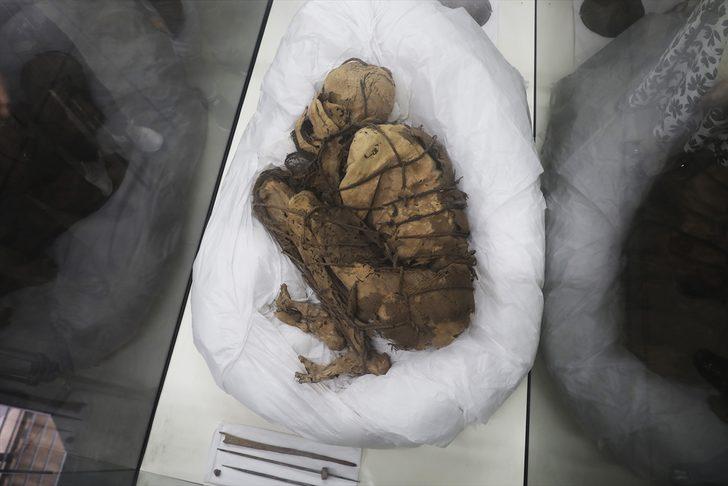 Peru'da 800 yaşındaki kadın mumya mezar odasından çıkarıldı! İplerle bağlı eliyle yüzünü elleriyle kapatıyor G1