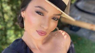 Çarkıfelek'in sunucusu Emel Özkızıltaş bakın kim çıktı! Pozları Instagram'ı salladı