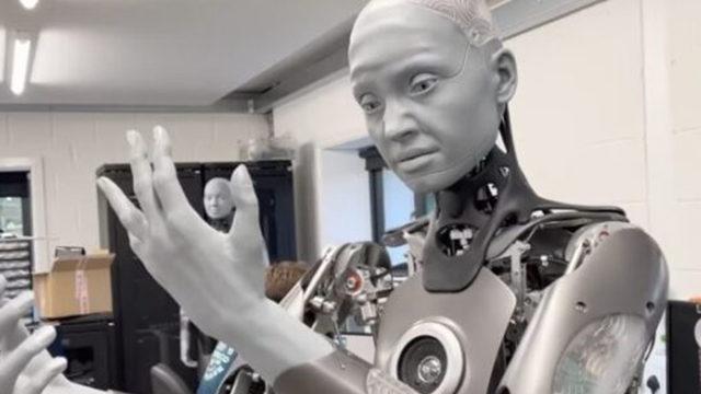Ameca isimli robot görenleri şaşırtıyor