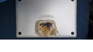 Kullanıcı fotoğraf paylaştı! MacBook Pro alev aldı