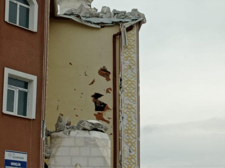 Sivas'ta fırtına, minarenin yıkılmasına neden oldu G2