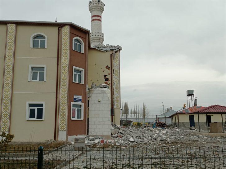 Sivas'ta fırtına, minarenin yıkılmasına neden oldu G3