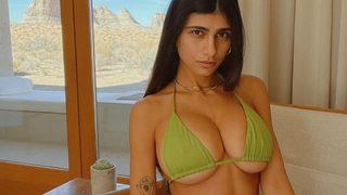 Ünlü porno yıldızı Mia Khalifa'nın seksi çamaşırıyla çektiği video sosyal medyayı salladı!