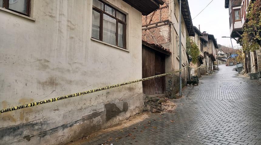 Beypazarı'nda kopan kaya parçaları bazı evlerde hasara yol açtı