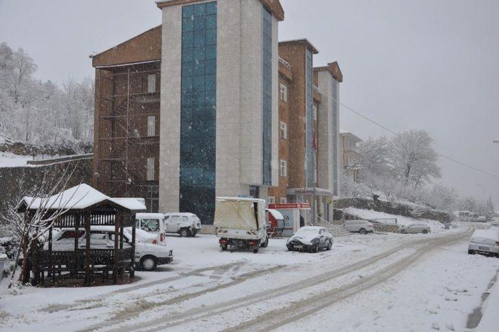Meteorolojinin uyarılarının ardından kar yağışı başladı, birçok il beyaz örtüyle kapladı! G1