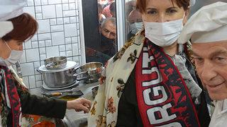 Akşener esnafın isteğini geri çevirmedi, tezgahın başına geçti