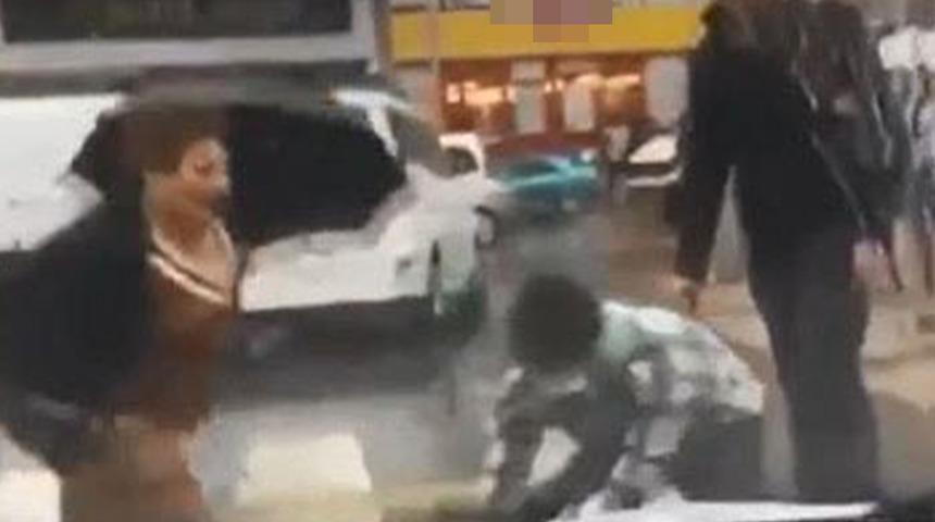 Sıkıştırıp yere yatırdılar! Liselilerin tekmeli yumruklu saldırısını kadın engellemeye çalıştı