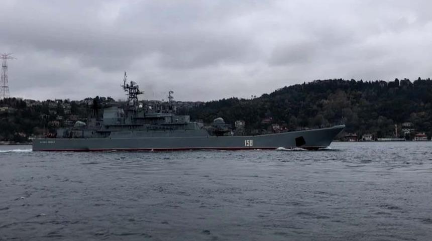 Rus savaş gemisi 'Caesar Kunikov' İstanbul Boğazı’ndan geçti