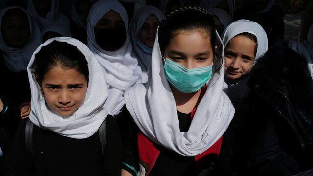 Afganistan'da kızlar şu anda sadece ilkokula devam edebiliyor.