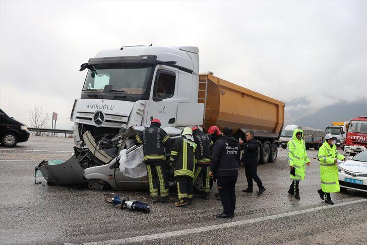 Denizli'de tırla çarpışan otomobilin sürücüsü öldü G1