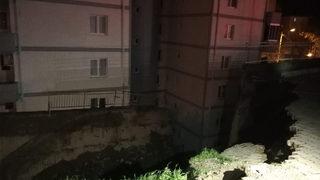 Büyük bir gürültüyle yıkıldı! 88 daire tahliye edildi