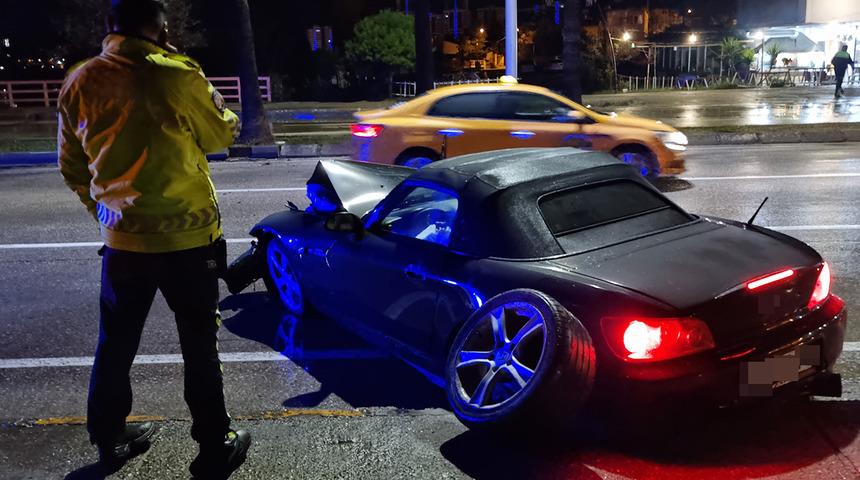 Servet değerindeki aracı bırakıp ka&ccedil;tı! Olay yerinden kan izleri &ccedil;ıktı