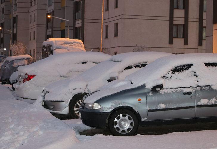 Hakkari'de yoğun kar yağışı etkili oldu! 10 köy ile 20 mezranın yolu kapandı