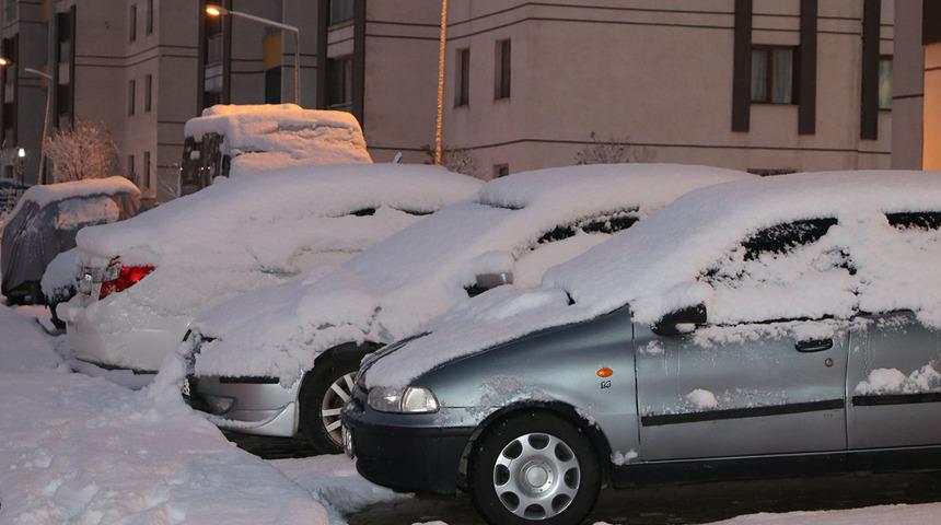 Hakkari'de yoğun kar yağışı etkili oldu! 10 köy ile 20 mezranın yolu kapandı