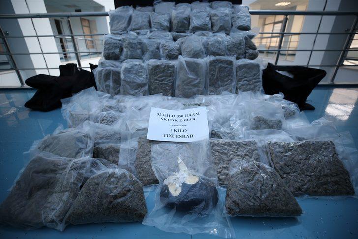Adana'da ev eşyası yüklü kamyonda 53 kilo 350 gram esrar ele geçirildi G4