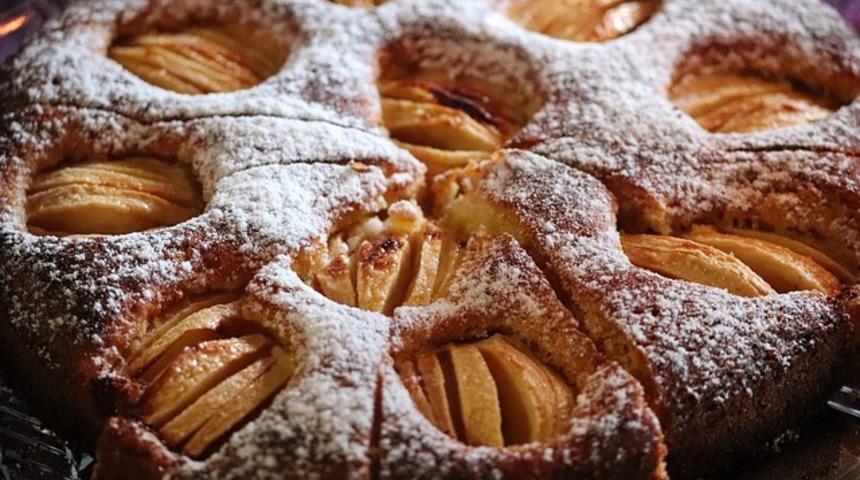 Mutfağınızda yepyeni bir lezzet: Hafif ve leziz elmalı kek tarifi...