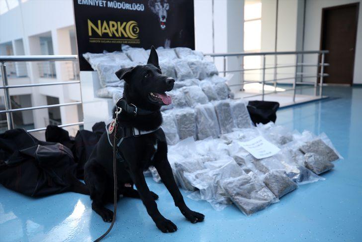 Adana'da ev eşyası yüklü kamyonda 53 kilo 350 gram esrar ele geçirildi G3