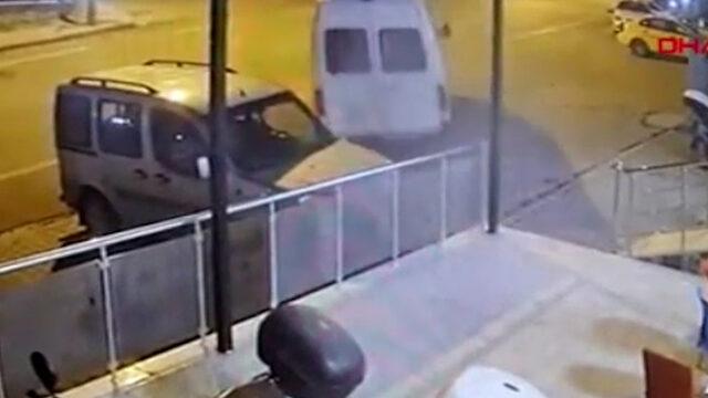 Kırıkkale'de büyük korku yaşatan kaza! Freni boşalan minibüs başka bir araca çarpıp iş yerine böyle daldı