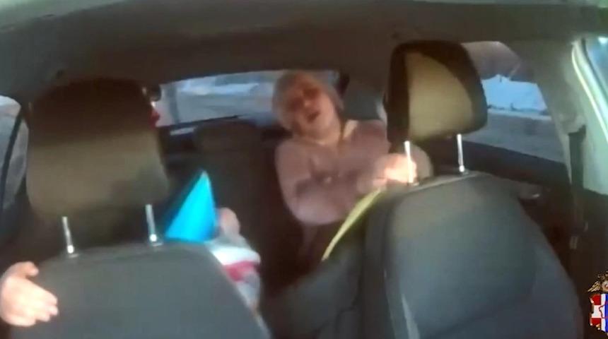 Rusya'da ilginç olay! Kovalamaca, polis arabasında kurtarma operasyonuna döndü