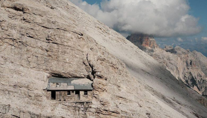 Dolomitler’de bir dağın arasına inşa edilen dünyanın en yalnız evi! Gizemiyle merak uyandırıyor