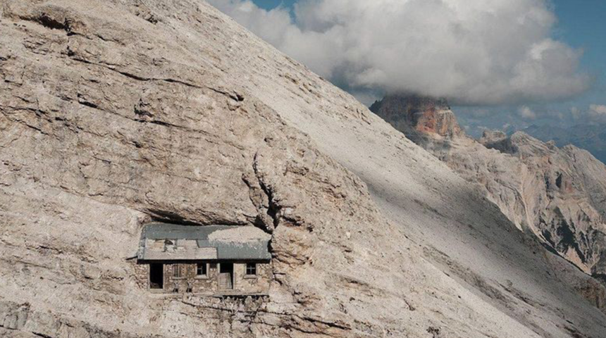 Dolomitler’de bir dağın arasına inşa edilen dünyanın en yalnız evi! Gizemiyle merak uyandırıyor