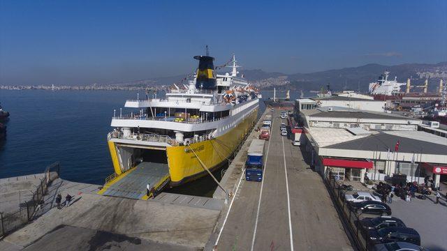 Libya'dan gelen yolcu gemisi, İzmir'de çarşıları hareketlendirdi