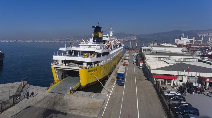 Libya'dan gelen yolcu gemisi, İzmir'de çarşıları hareketlendirdi