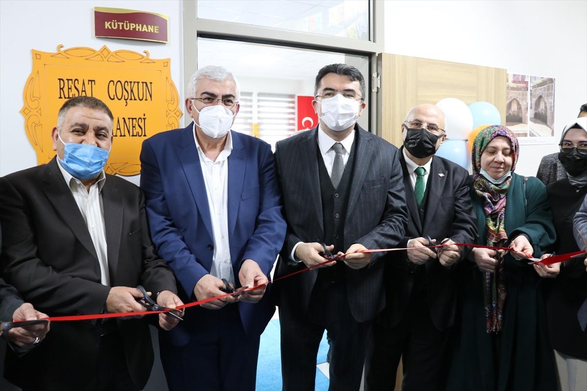 Erzurum'da y&uuml;ksekten d&uuml;şerek vefat eden emekli &ouml;ğretmenin adına k&uuml;t&uuml;phane a&ccedil;ıldı