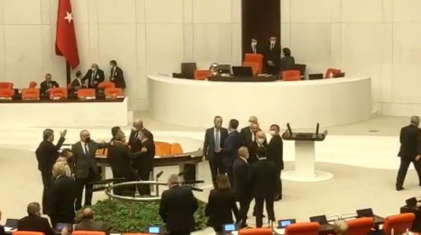 Mecliste gerilim sürüyor! El hareketi, küfür, masaya vurma...