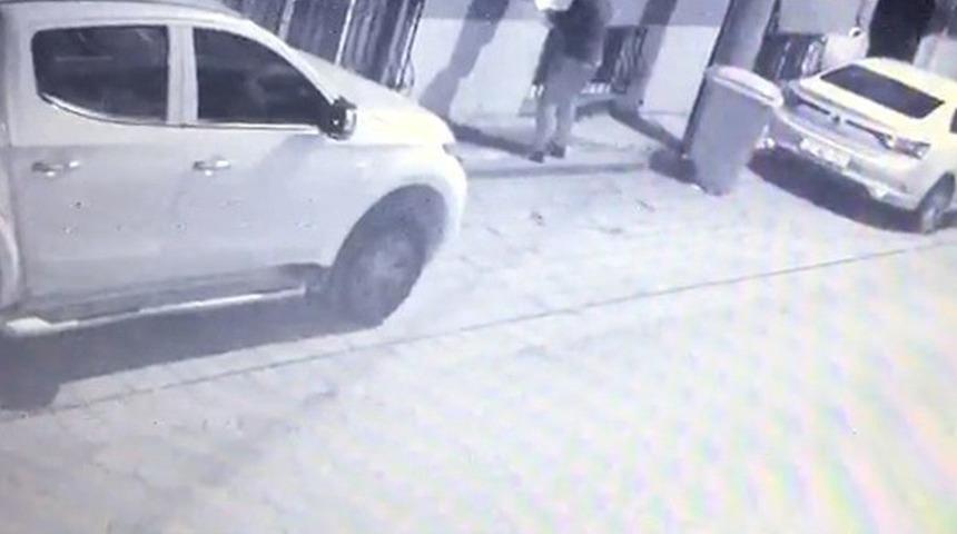 Akılalmaz olay! Mahallede gezip tek tek perdeleri yaktı