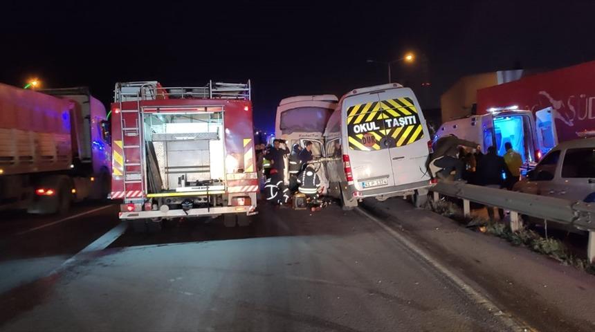 Kocaeli'de işçi servislerinin çarpıştığı kazada 10 kişi yaralandı