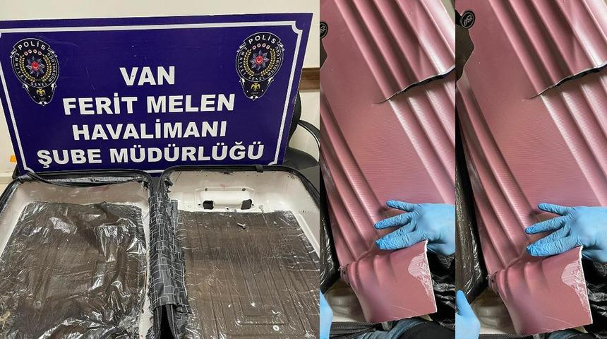 Son Dakika: Havalimanındaki hareketlerinden şüphelenildi! Valizin astarından uyuşturucu çıktı