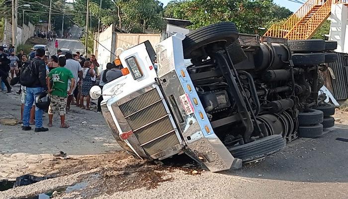 Meksika'da korkunç kaza! Kaçak göçmenleri taşıyan kamyon devrildi: 54 ölü