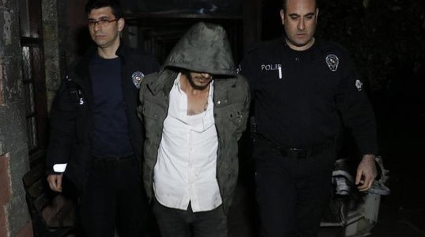 Hırsızlıktan aranıyordu, hırsızlık yaparken yakalandı