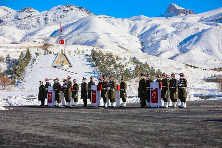 Hakkari'de şehit askerler için tören düzenlendi