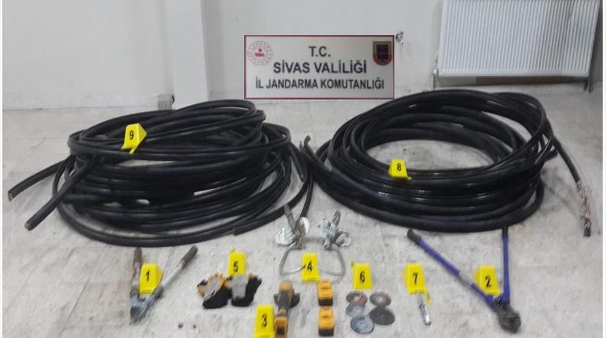Sivas'ta kablo çalan 4 şüpheli yakalandı