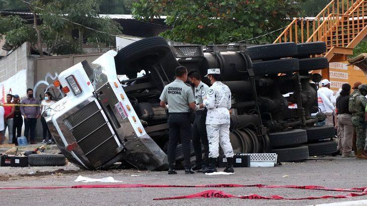 Meksika'da göçmenleri taşıyan kamyon devrildi, en az 53 kişi hayatını kaybetti