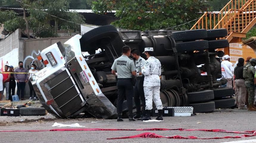 Meksika'da g&ouml;&ccedil;menleri taşıyan kamyon devrildi, en az 53 kişi hayatını kaybetti