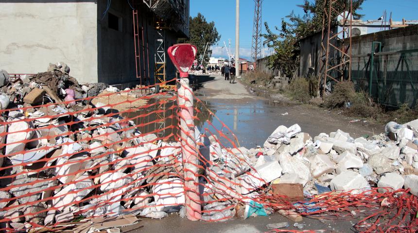 Adana Seyhan Belediyesi yolu sattı, mahalleli isyan etti: Ambulans bile giremiyor