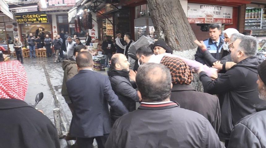 Kemal Kılı&ccedil;daroğlu&rsquo;nun Şanlıurfa ziyaretinde gerginlik! Birbirlerine girdiler