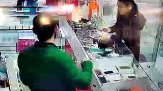 Dükkan sahibi hırsızı akşam fark etti! Kamera kayıtları gerçeği ortaya çıkardı